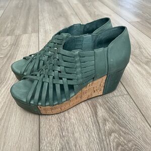 NWOT Chocolat Blu Web Antigua Wedge Sandal Jade Womens Size 7